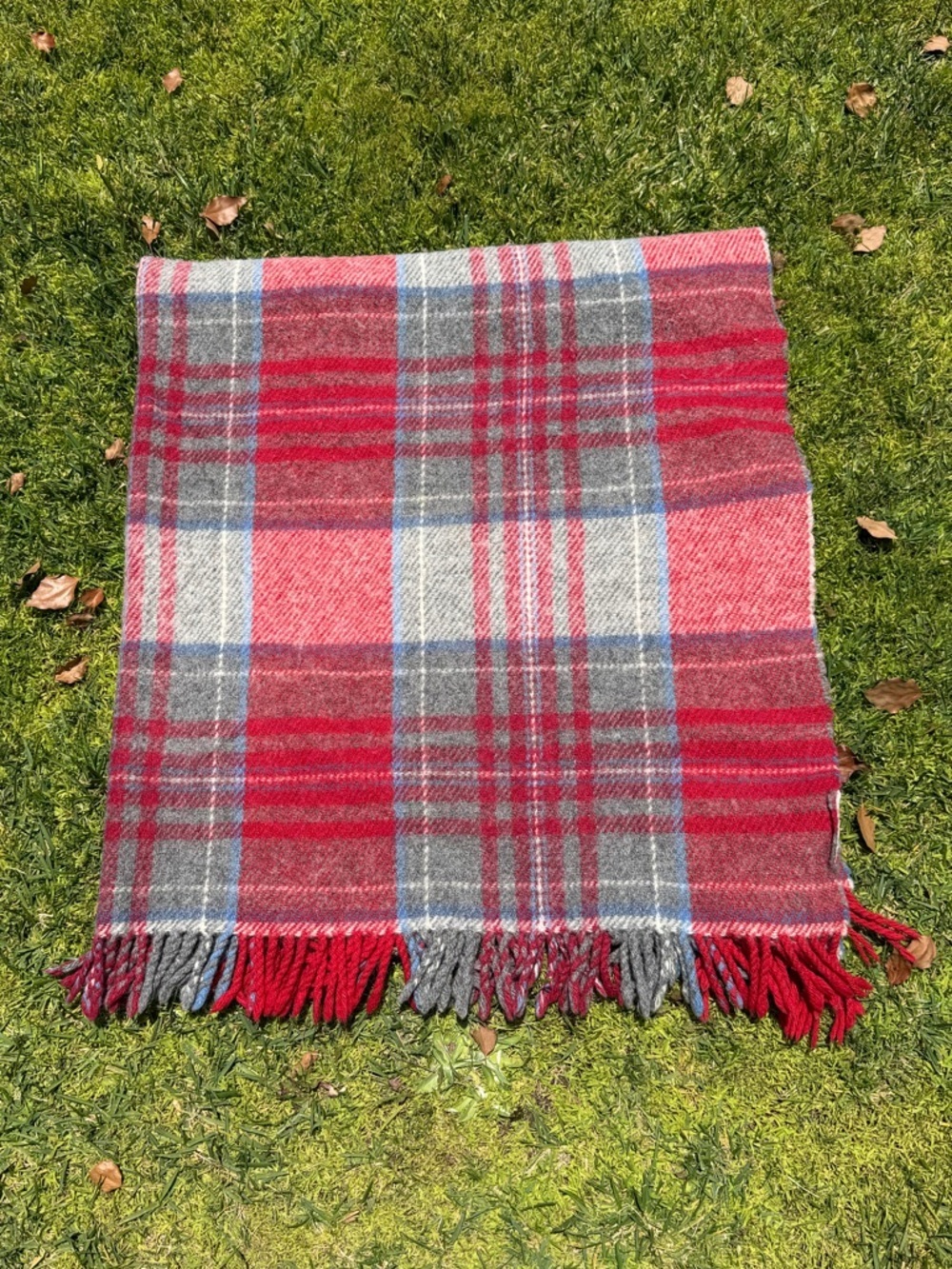 Coperte LaneRossi 100% Virgin Wool Fringed Throw Red Gray Blue Plaid 49x58 GUC